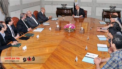 بالصور..الرئيس المؤقت يعقد اجتماعًا مع عدد من الخبراء القانونيين والقوى الوطنية