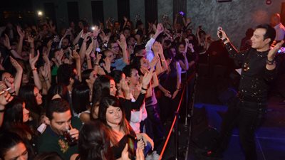 إيهاب توفيق يشعل حفل الشيخ زايد بحضور نجوم الفن (صور)