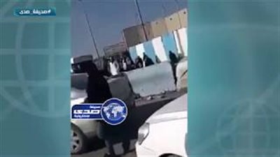 فتاة عربية تعتدي بالضرب على مسنة (فيديو)