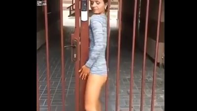 امرأة نحيفة تستعرض رشاقتها بطريقة غريبة (فيديو)