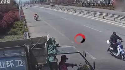 امرأة تتعرض لحادث بسبب انشغالها بهاتفها (فيديو)