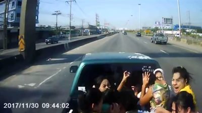 حادث مأساوي لسيدات على أحد الطرق السريعة (فيديو)