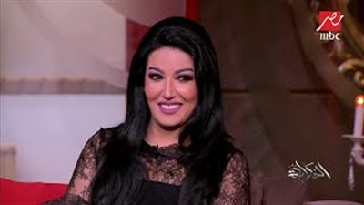 أديب لسمية الخشاب: «مطلقة وزي القمر».. والفنانة: «أعمل إيه في نفسي بحلو»