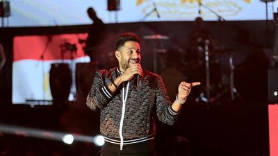 حماقي يتألق في أولى حفلاته بجامعة بدر بعد تعافيه من إصابته (صور)