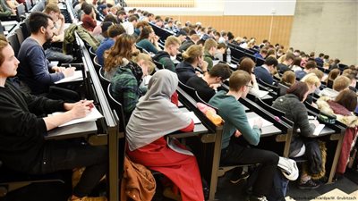 مهاجرة أفغانية تجسد نجاح اللاجئين في دخول الجامعات الألمانية