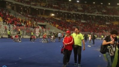 انهيار والد الشهيد أسامة علي بعد خروج الأهلي من «أبطال أفريقيا» (فيديو)