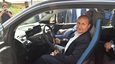 وزير الصناعة يشهد إطلاق المجموعة البافارية للسيارات الكهربائية BMWi