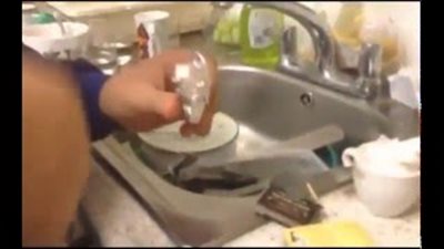 بالفيديو.. طفل يفجر لعبة نارية بشكل خاطئ