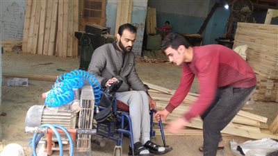 أصيب بشلل وزوجته طلبت الطلاق.. شاب يتحدى الإعاقة ويعمل «نجار» بالشرقية (فيديو)
