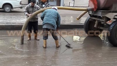 بالصور.. استمرار عمليات شفط مياه الأمطار من شوارع الحسينية بالشرقية
