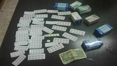 ضبط سجين وسائق بحوزتهما أقراص مخدرة بالوادي الجديد