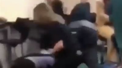 أمريكية تهاجم مسلمة وتضربها بعنف لارتدائها الحجاب (فيديو)