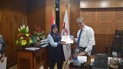 مطار القاهرة يكرم عاملتي نظافة عثرتا على مبلغ مالي