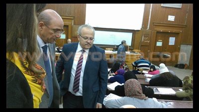 بالصور.. نائب رئيس جامعة القاهرة يتفقد لجان الامتحانات