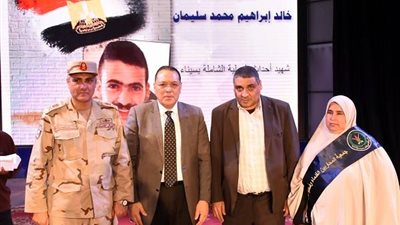 محافظ الشرقية يقبل يد أبناء شهداء الواجب والوطن (فيديو وصور)