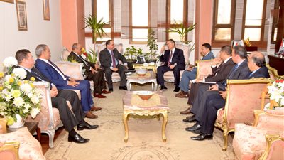 محافظ بني سويف يطالب جهاز تنمية المشروعات بدعم الطلاب