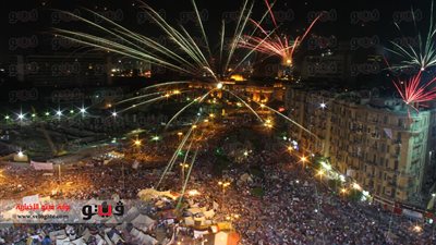 الألعاب النارية تغطي سماء 