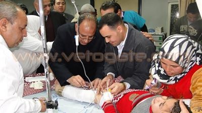 بالصور.. محافظ البحيرة يتفقد أطفال حادث أتوبيس الحضانة