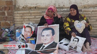 بالصور.. أنصار مبارك يرقصون على نغمات 