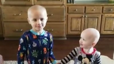 صدمة أم حلق أبناؤها الثلاثة شعرهم (فيديو وصور)