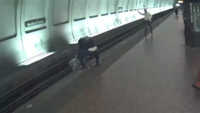 لحظة إنقاذ رجل أعمى من على مسار مترو الأنفاق (فيديو)