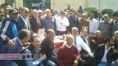 بالصور.. لاعبو الزمالك القدامى يلتقطون الصور التذكارية مع 