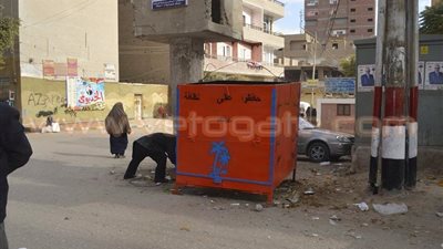 بالصور.. توزيع صناديق القمامة الجديدة للفصل من المنبع بأسيوط