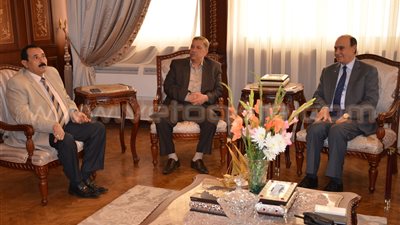 بالصور.. محافظ الإسماعيلية ومدير الأمن يهنئان «مميش» بعد التجديد