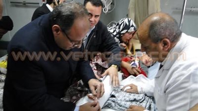 بالصور .. محافظ البحيرة: إعانة لأسرة المتوفاة بـ«أتوبيس الحضانة»