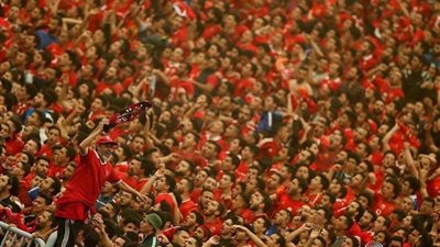 عم مصطفى لسه على العهد.. أب يكمل مسيرة ابنه في عشق الأهلي من «التالتة شمال».. (فيديو وصور)