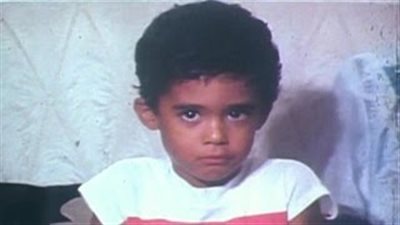 هيثم أحمد زكى في طفولته مع والدته وجده بفيديو نادر