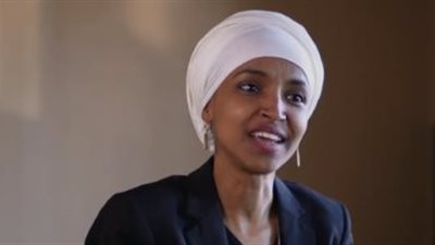 التغريدة القاتلة.. رقبة إلهان عمر تحت سكين تطرف ترامب