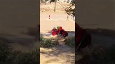 لحظات خطيرة لإنقاذ مسن احتجزته مياه السيول بالرياض (فيديو)