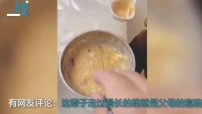 خدعة لإقناع صبي عنيد بتناول طعامه (فيديو)