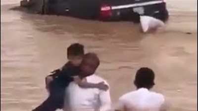 لحظة إنقاذ عائلة جرفتهم السيول في الرياض (فيديو)