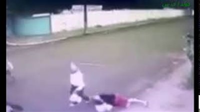 عجوز ينقذ امرأة من لصين حاولا سرقتها في وضح النهار (فيديو)