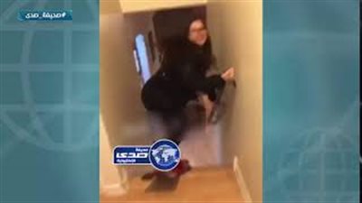 نهاية مأساوية لفتاة حاولت التزحلق من أعلى درج (فيديو)