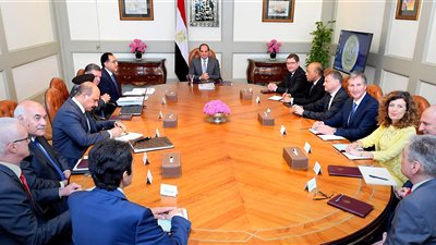 الرئيس والتنمية.. السيسي يؤكد عزم الدولة على تطوير مصانع الغزل والنسيج.. يكلف بتطوير شركات قطاع الأعمال العام.. والاستثمار في الطاقة البشرية.. ووجه باستغلال الأصول