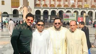 طارق صبري وأحمد رزق يؤديان مناسك العمرة