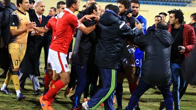 بالفيديووالصور..«خناقة» بين لاعبي الأهلي والإنتاج الحربي عقب انتهاء المباراة