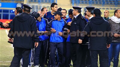 بالصور..الأمن يفصل بين لاعبي الأهلي والإنتاج وأمير عبد الحميد ينهي الأزمة