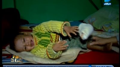 بالفيديو.. أب يعذب طفله بإطفاء السجائر في جسده لإرضاء زوجته