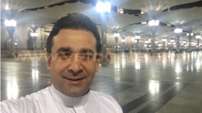 كريم عبد العزيز ينشر صورته بملابس الإحرام