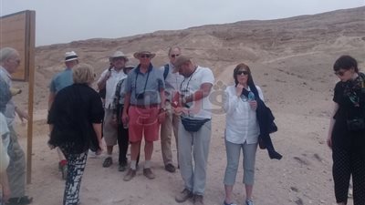 وفد سياحي من 3 دول يزور المناطق الأثرية في المنيا (صور)