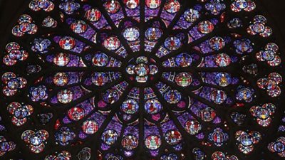 «إكليل الشوك» و«النافذة الوردية»..أبرز ما تم إنقاذه من حريق كاتدرائية 