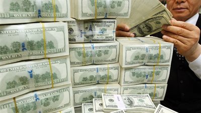 انخفاض أسعار العملات الأجنبية.. والدولار يسجل 783 قرشًا