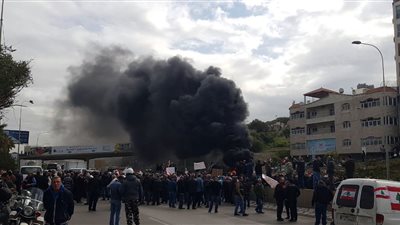 عسكريون متقاعدون يقطعون الطرق ويحرقون إطارات في لبنان