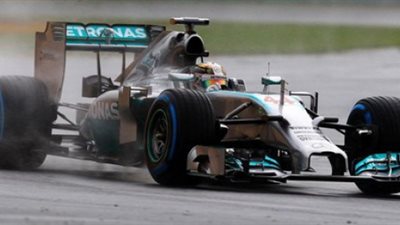 لويس هاميلتون ينسحب من سباق أستراليا الافتتاحي