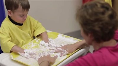 3 علامات تكشف إصابة طفلك بالتوحّد.. اكتشفيها