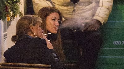 بالصور.. ميلاني سايكس تدخن السجائر مع صديقتها